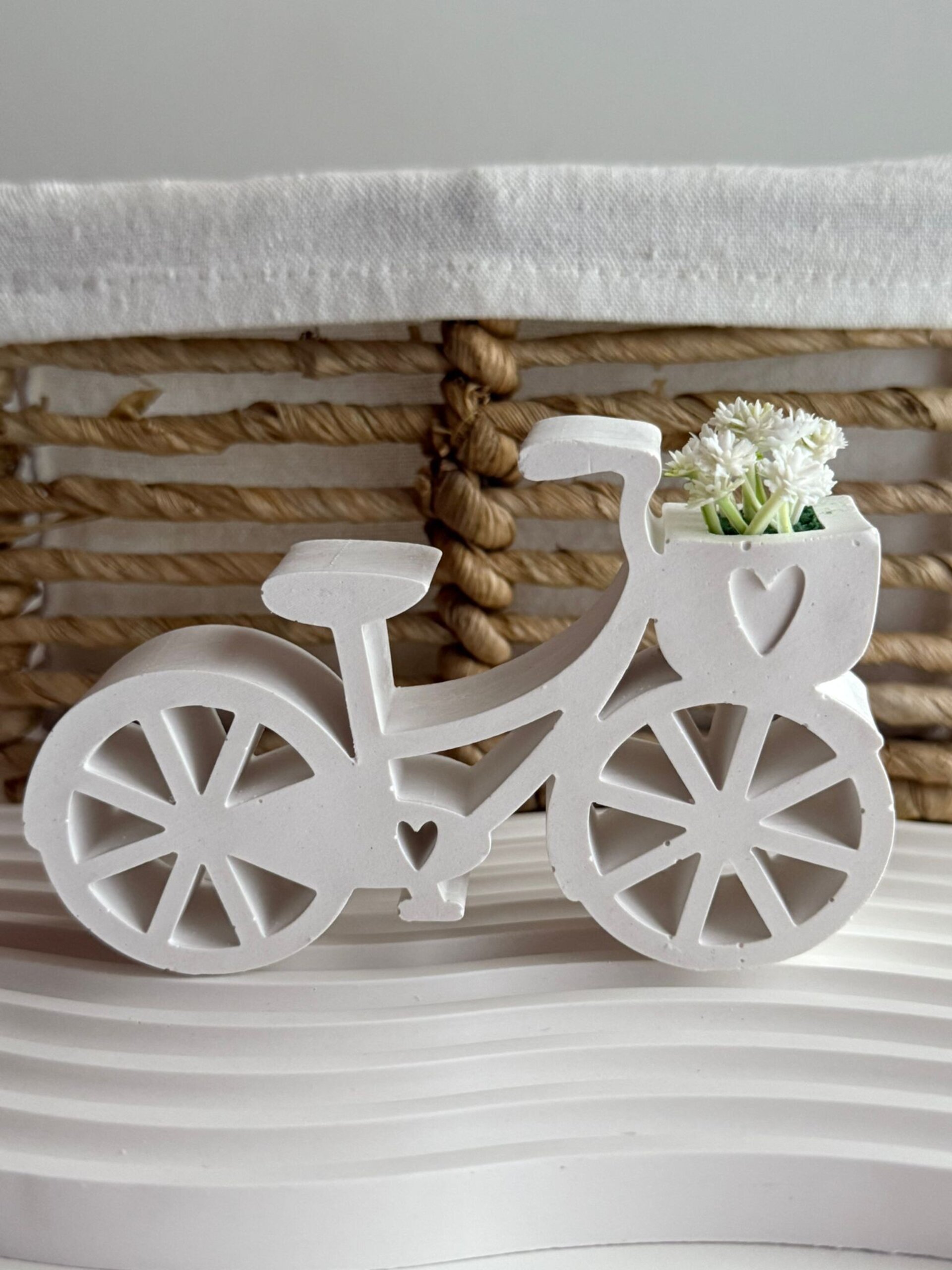 Bicicleta decorativa con cesta de flores blancas - 1