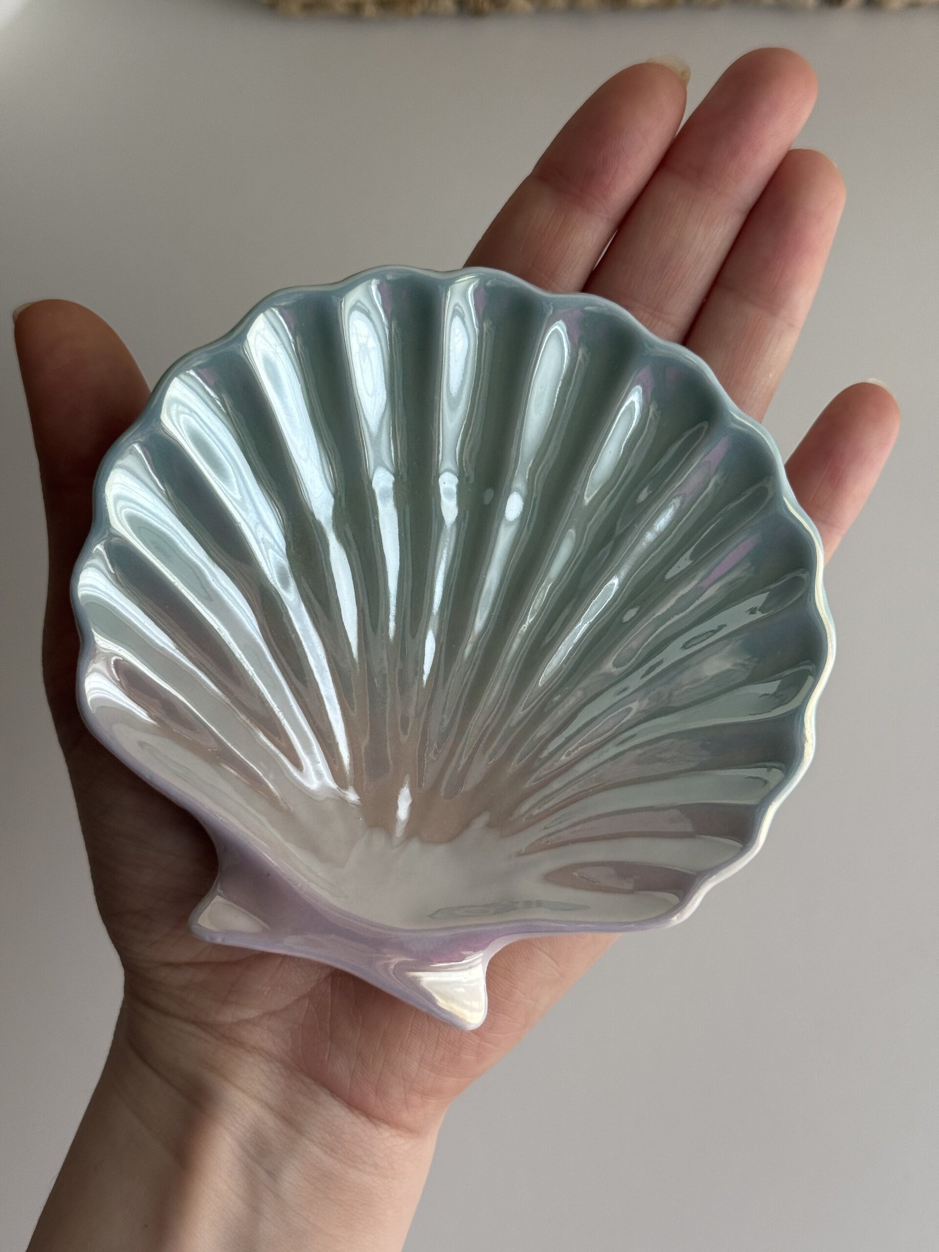 Plato y joyero nacarado e iridiscente en forma de concha - 2