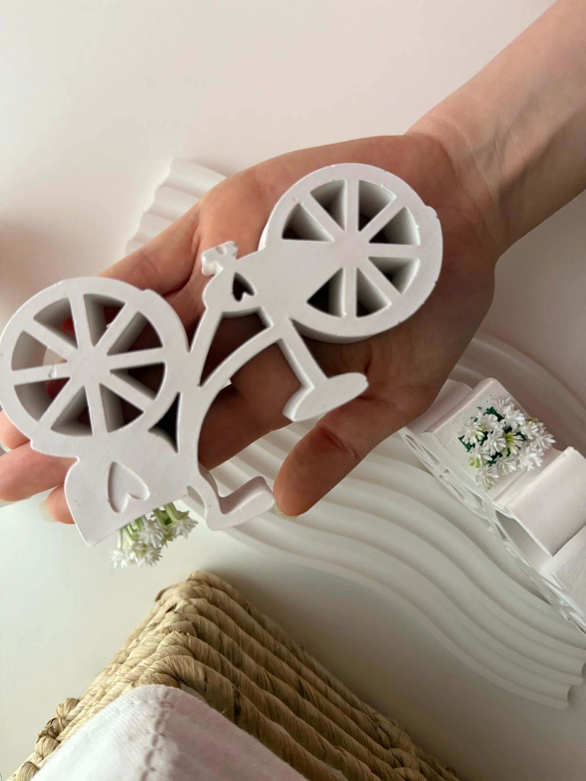 Bicicleta decorativa con cesta de flores blancas - 3