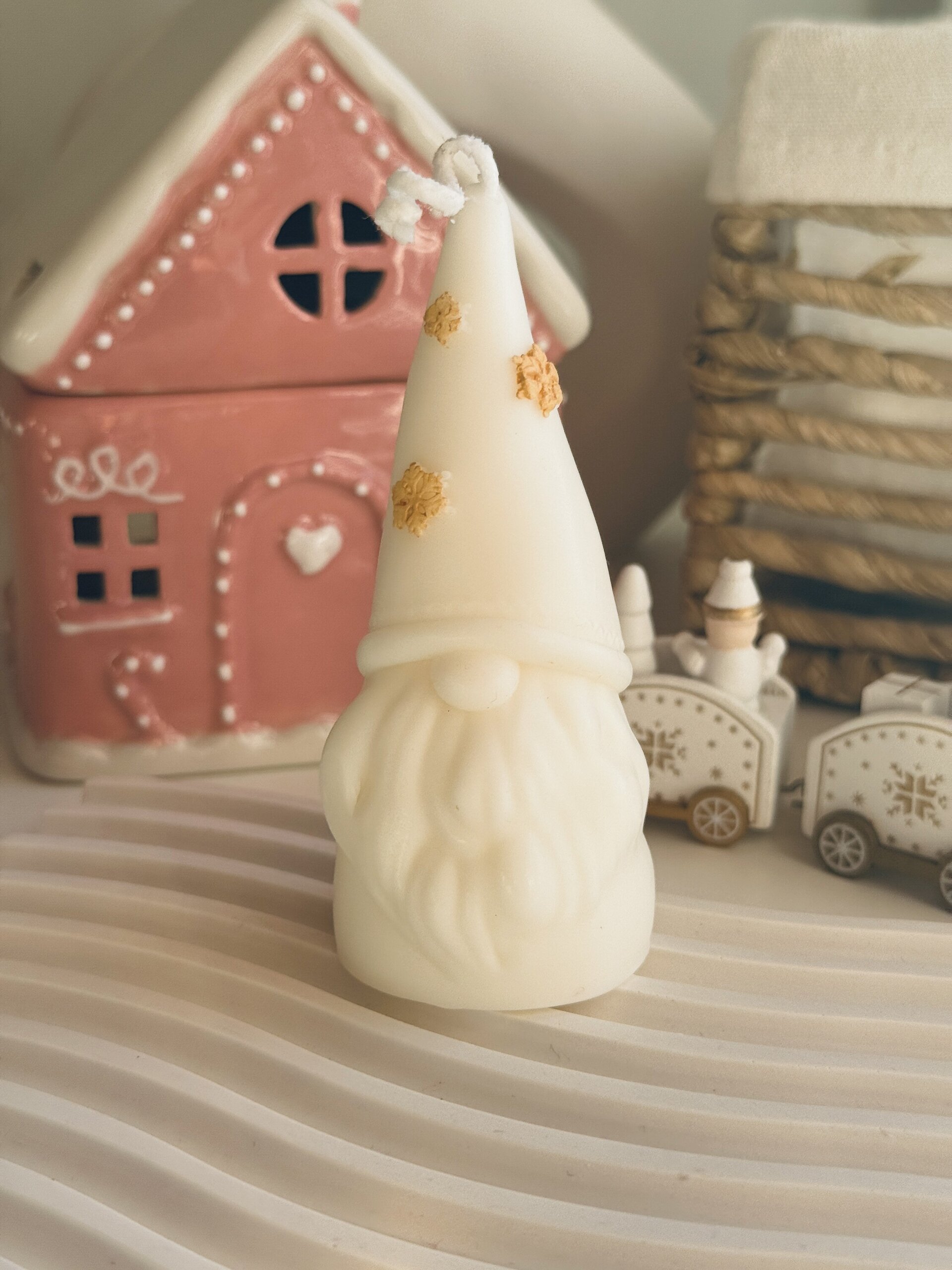 Vela decorativa Gnomo de Navidad - Nórdica y con detalles pintados a mano - 1