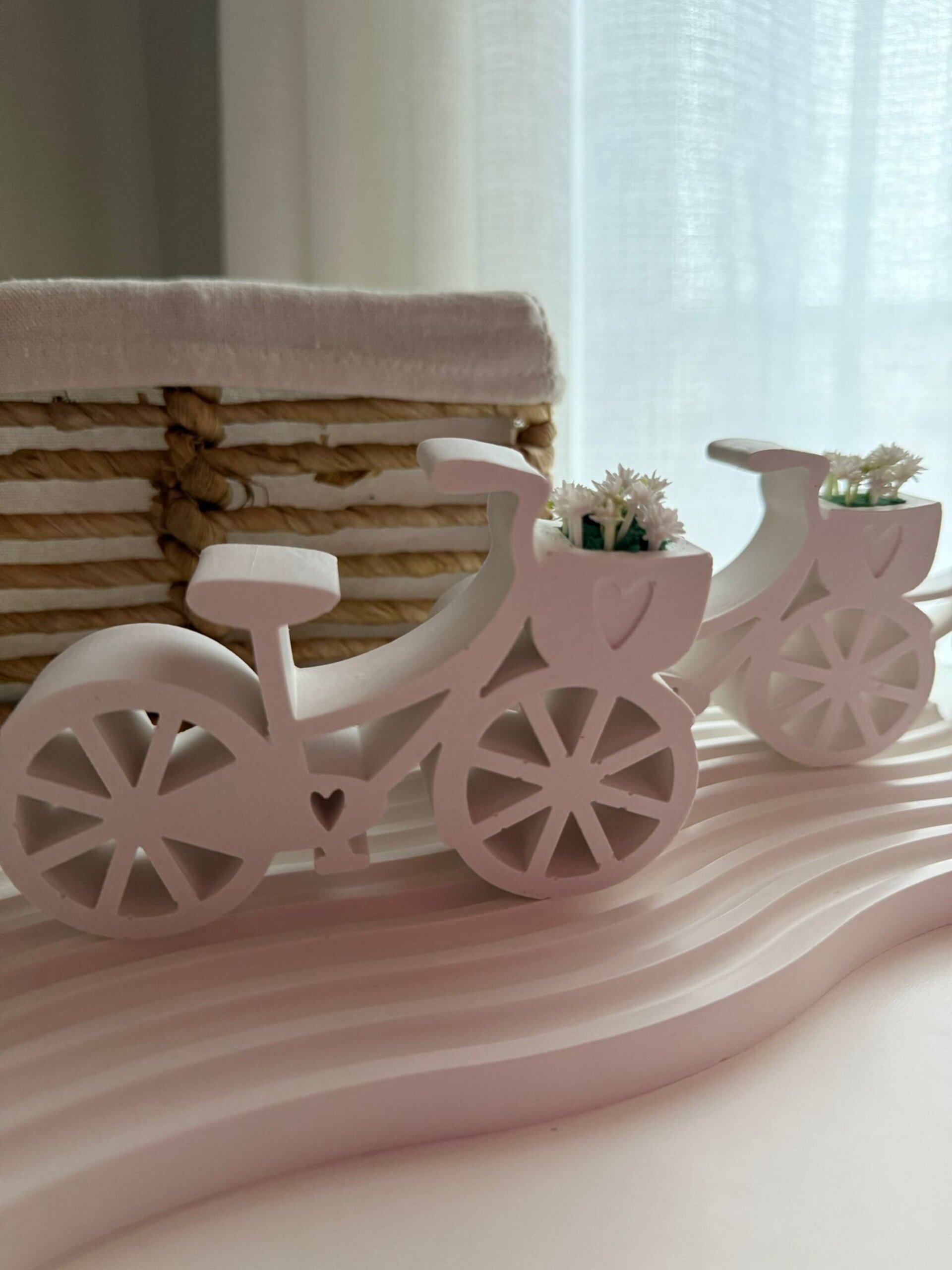 Bicicleta decorativa con cesta de flores blancas - 4