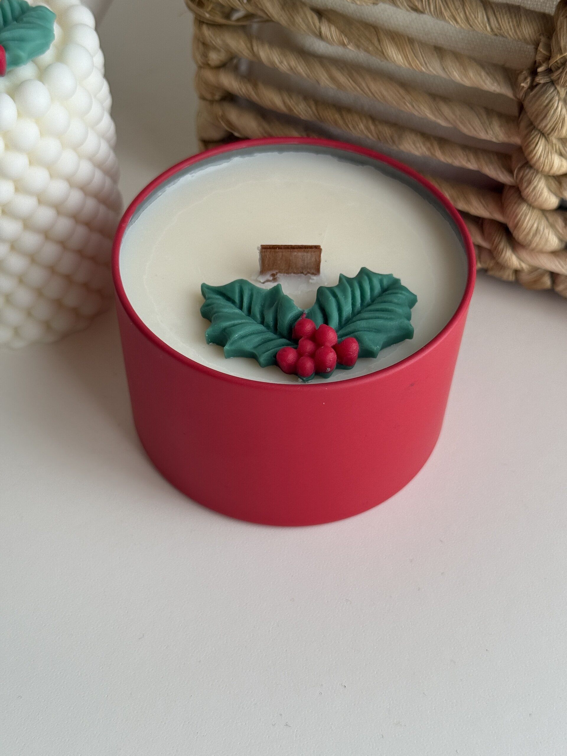 Vela Navideña con Mecha de Madera – Elige tu Aroma Favorito (con Tapa) | 190 g - 2