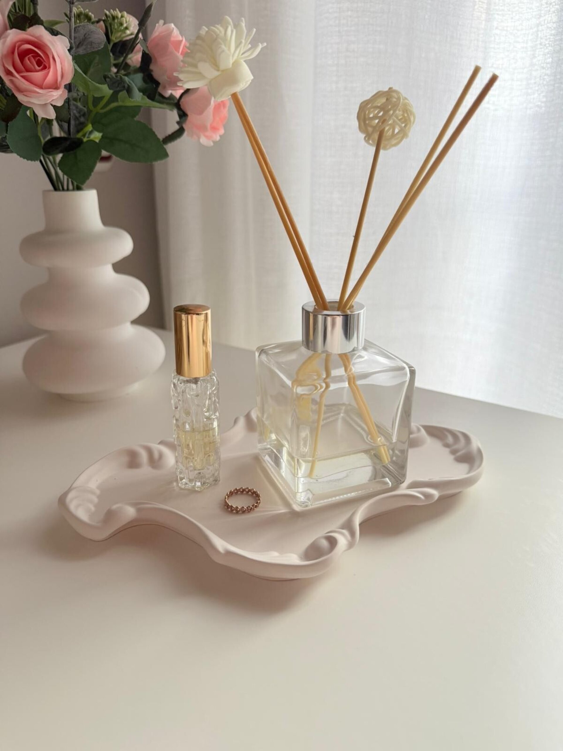 Bandeja con Bordes Ornamentados – Organizador Elegante en Blanco y Nude - 2