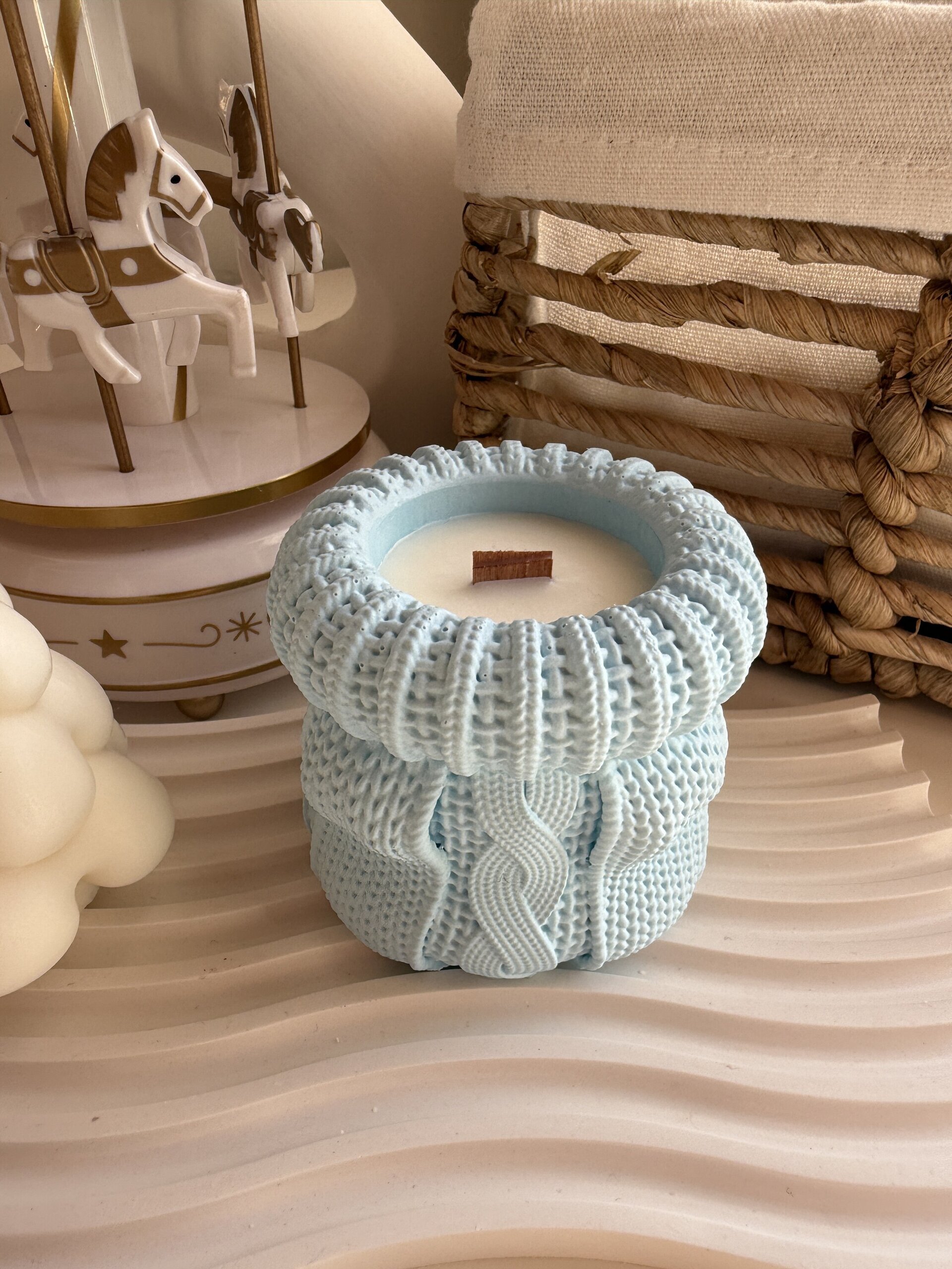 Vela Aromática con Mecha de Madera “Mañanas Nevadas” – Manga Lana Colores Pastel - 1