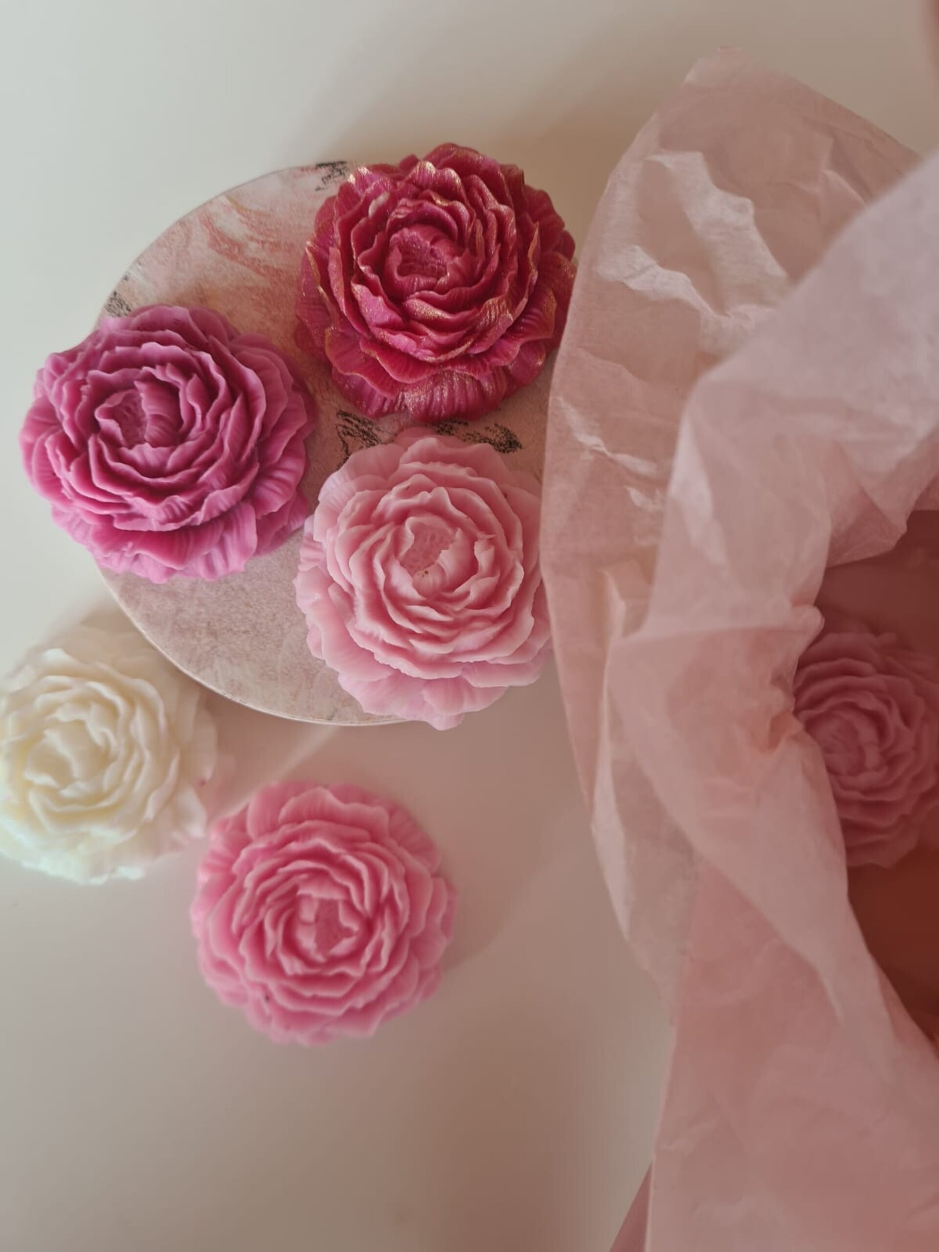 Caja Redonda con 6 Peonías Aromáticas – Belleza y Fragancia en un Solo Detalle - 4