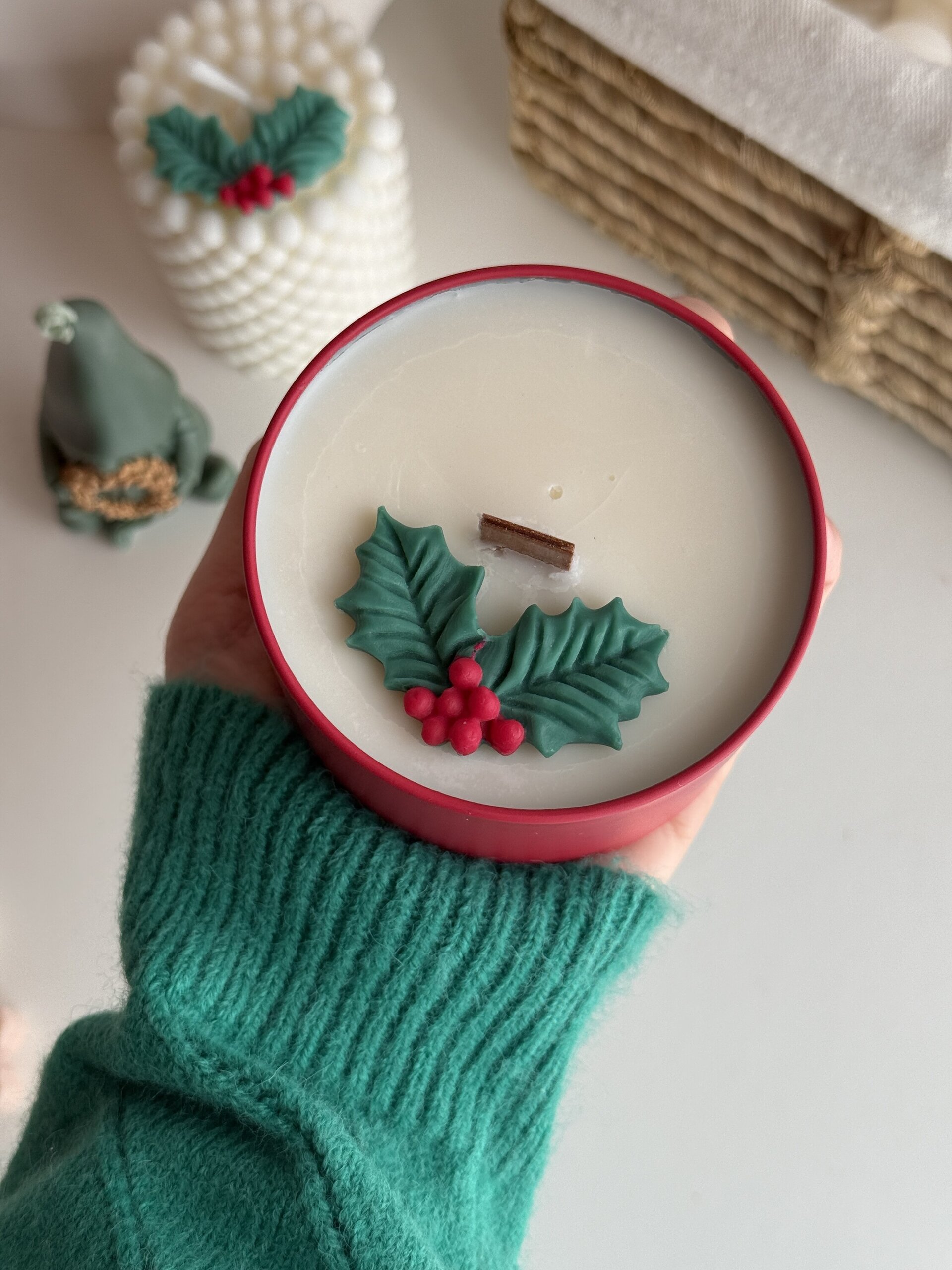 Vela Navideña con Mecha de Madera – Elige tu Aroma Favorito (con Tapa) | 190 g - 1