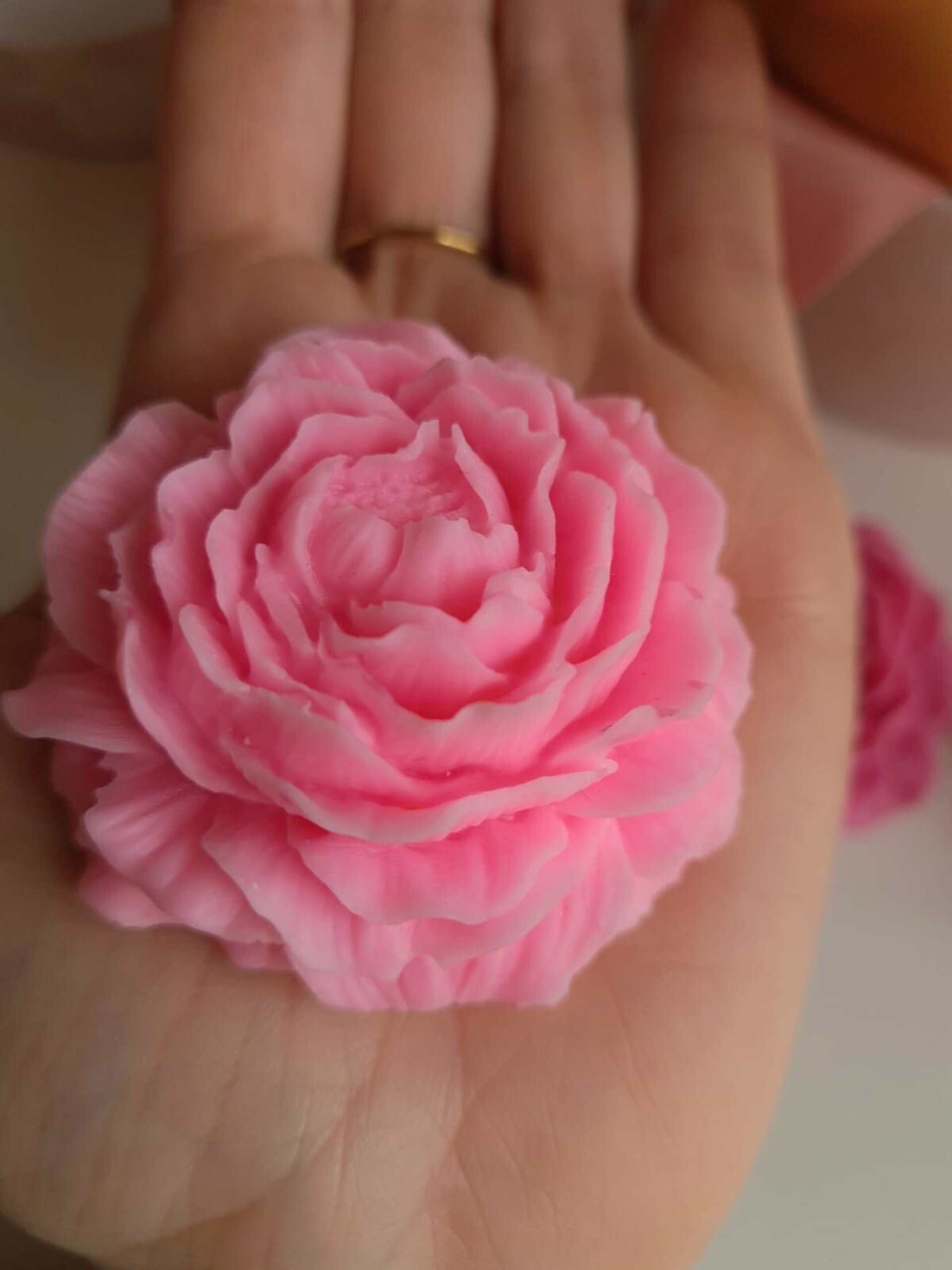 Caja Redonda con 6 Peonías Aromáticas – Belleza y Fragancia en un Solo Detalle - 3