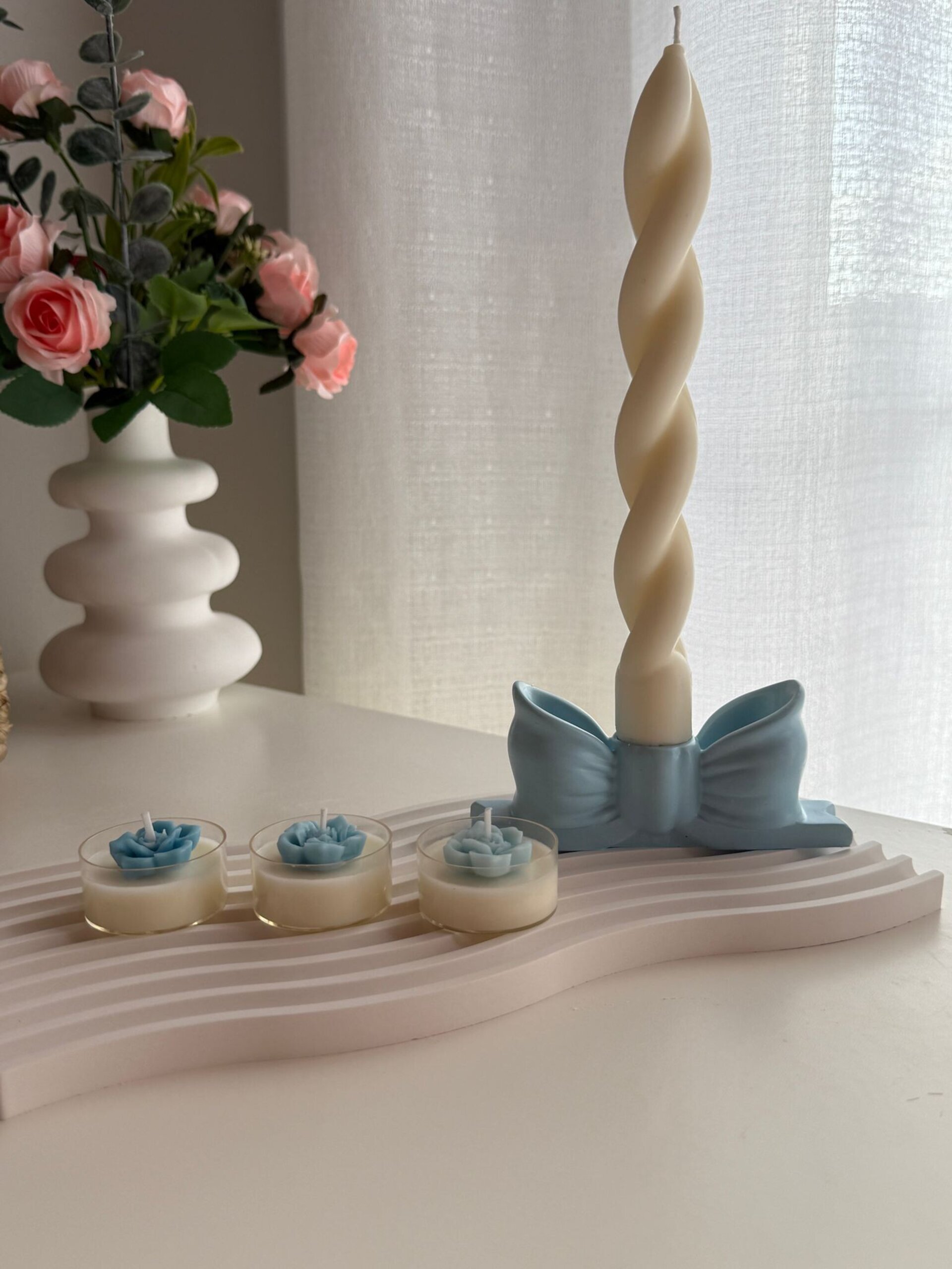 Candelabro en Forma de Lazo – Estilo Romántico Coquette | Blanco, Rosa y Azul - 2
