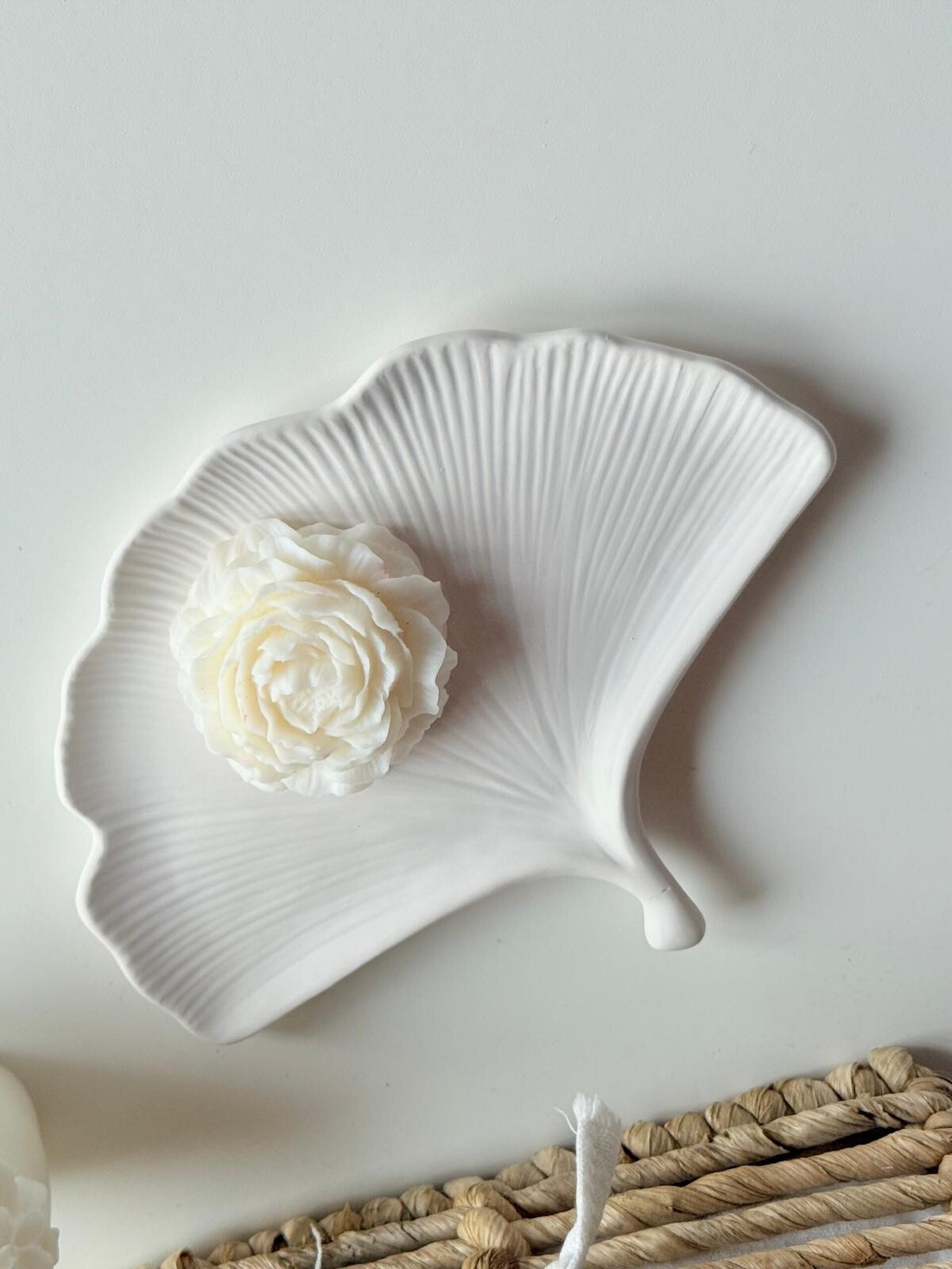 Bandeja artesanal con forma de hoja de ginkgo – Plato para joyas, decoración - 1