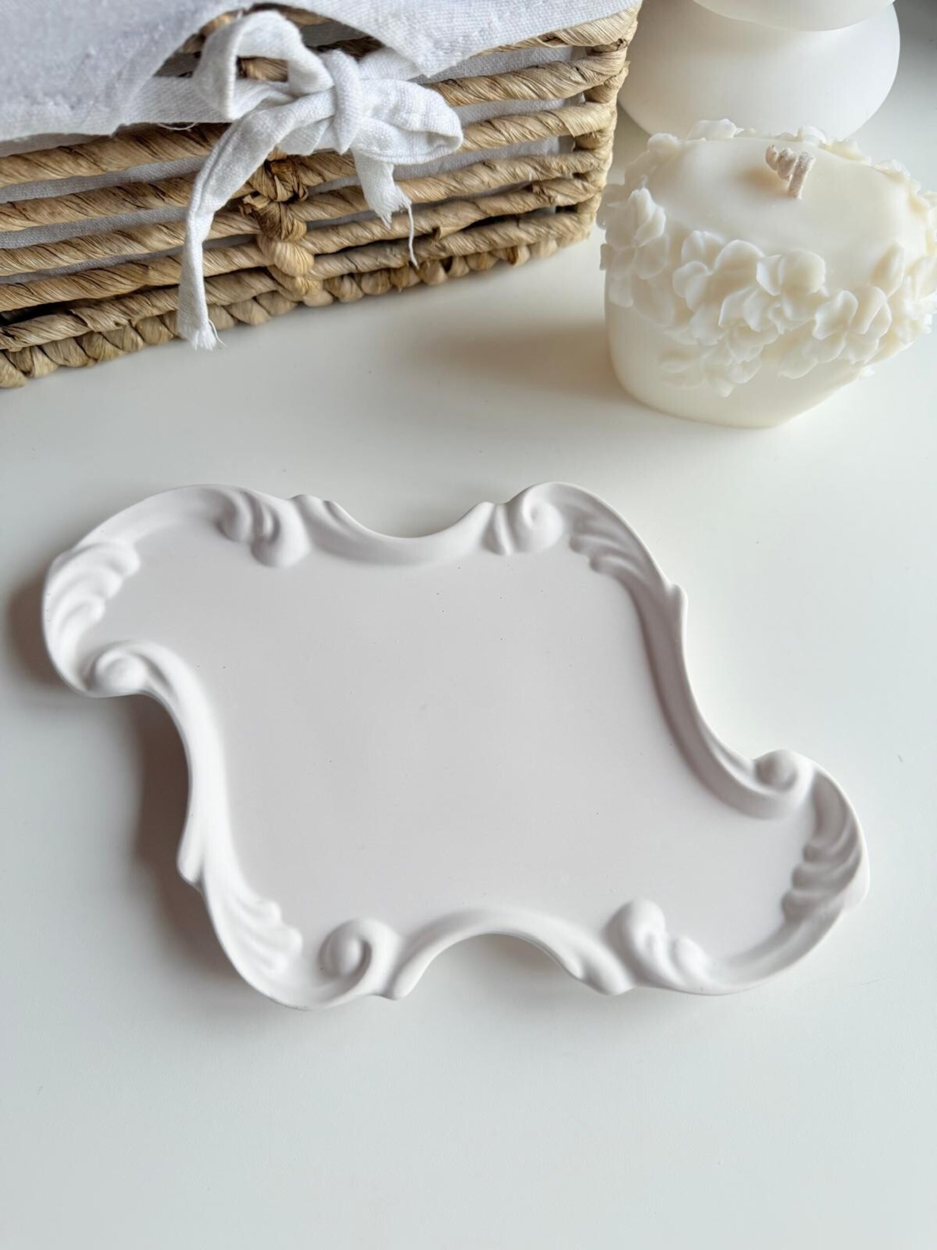 Bandeja con Bordes Ornamentados – Organizador Elegante en Blanco y Nude - 1